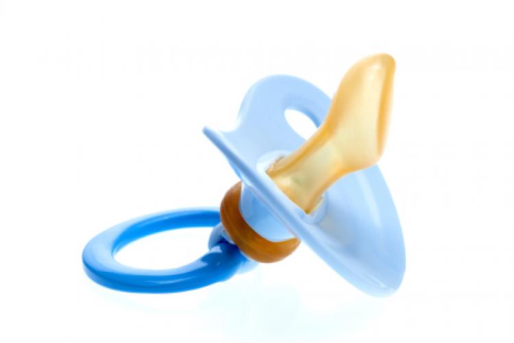A COVER AND A HANGER FOR KEEPING THE BABY PACIFIER CLEAN